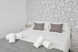 Postel nebo postele na pokoji v ubytování Ro's Lil Suites San Juan Alicante
