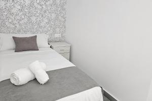 Postel nebo postele na pokoji v ubytování Ro's Lil Suites San Juan Alicante