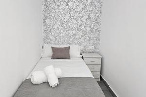 Postel nebo postele na pokoji v ubytování Ro's Lil Suites San Juan Alicante
