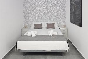 Postel nebo postele na pokoji v ubytování Ro's Lil Suites San Juan Alicante