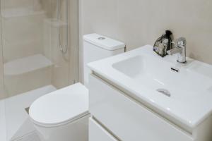 Koupelna v ubytování Ro's Lil Suites San Juan Alicante
