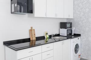 Kuchyň nebo kuchyňský kout v ubytování Ro's Lil Suites San Juan Alicante