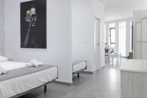 Postel nebo postele na pokoji v ubytování Ro's Lil Suites San Juan Alicante