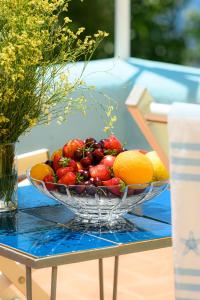 a bowl of fruit sitting on a table at Hotel Sunset Green in Barano d'Ischia +31 photos