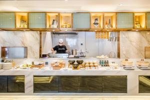 Jídlo v hotelu nebo okolí + 45 fotografií