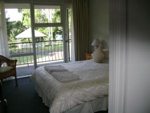 sypialnia z łóżkiem i dużym oknem w obiekcie River Park Motor Inn w mieście Casino