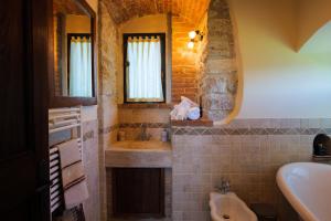 Imagine din galeria proprietății Torre Panoramica & Jacuzzi nel cuore del verde în Todi