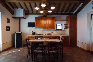 Imagine din galeria proprietății Torre Panoramica & Jacuzzi nel cuore del verde în Todi