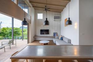 ein Wohnzimmer mit Sofa und Tisch in der Unterkunft Dei Amami in Amami