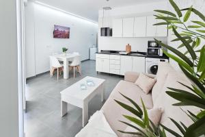 Kuchyň nebo kuchyňský kout v ubytování Ro's Lil Suites San Juan Alicante