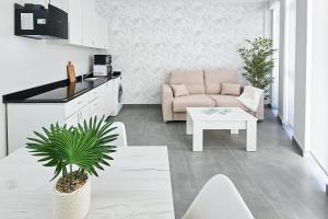 Kuchyň nebo kuchyňský kout v ubytování Ro's Lil Suites San Juan Alicante