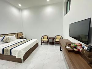 een slaapkamer met een bed en een flatscreen-tv bij Điêu Thuyền Hotel Bến Tre in Ben Tre +12 foto's