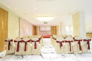 Χώρος καθιστικού στο Hotel TAAR TANGERINE Gachibowli