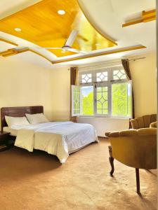 Postel nebo postele na pokoji v ubytování Skardu lucky palace hotel