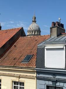 dach budynku z kopułą w tle w obiekcie Maison conviviale aux abords de la vieille ville w mieście Boulogne-sur-Mer