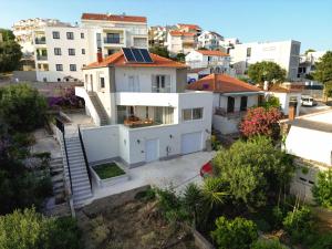 una vista aerea di una casa in una città di 4 Seasons Rogoznica - Apartment a Rogoznica (Rogosnizza)