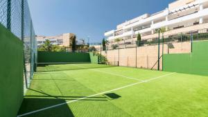 Tenis lub squash w obiekcie Golf & Beach La Alcaidesa Terrace lub w pobliżu