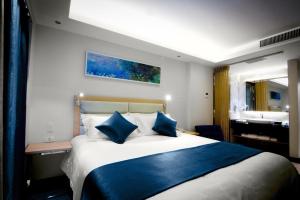 a hotel room with a large bed and a sink at Lyz Business Hotel in Lima