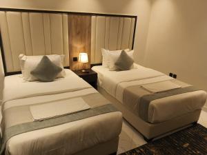 Postel nebo postele na pokoji v ubytování لحظات للشقق المخدومة + 72 fotografií