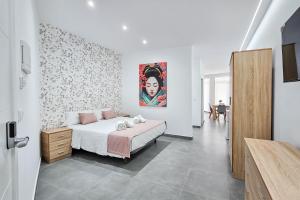 Postel nebo postele na pokoji v ubytování Ro's Lil Suites San Juan Alicante + 37 fotografií