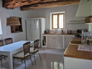 Η κουζίνα ή μικρή κουζίνα στο Finca with Pool Santa Eularia +9 φωτογραφίες