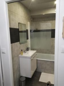 Ένα μπάνιο στο Charming little apartment with bedroom
