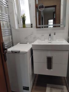 A bathroom at Guest House Pomorie Még 37 kép