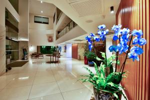 a lobby with blue flowers in a vase at Quality Hotel & Suítes São Salvador in Salvador