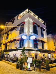 un edificio con relojes en la parte delantera en Garden Elisa Hotel, en Estambul