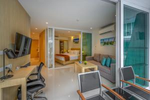 TV a/nebo společenská místnost v ubytování The Beachfront Hotel Phuket