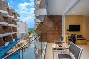 TV a/nebo společenská místnost v ubytování The Beachfront Hotel Phuket