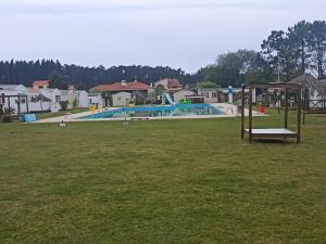 un parque con un área de juegos con tobogán en Casinhas Do Alentejano I I, en Burinhosa