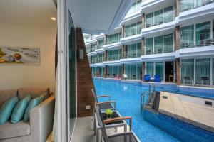 Bazén v ubytování The Beachfront Hotel Phuket nebo v jeho okolí