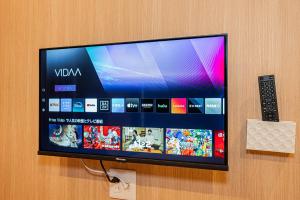 TV a/nebo společenská místnost v ubytování ウィングゲストハウス秋葉原301