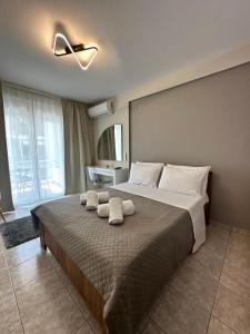 27 Urban Stay في Neochorópoulon: غرفة نوم بها سرير كبير مع مناشف عليه +10 صور