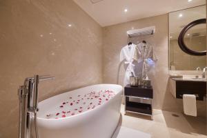 ein Badezimmer mit einer Badewanne mit roten Herzen in der Unterkunft Taj Deccan in Hyderabad