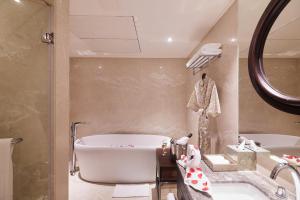 Ein Badezimmer in der Unterkunft Taj Deccan