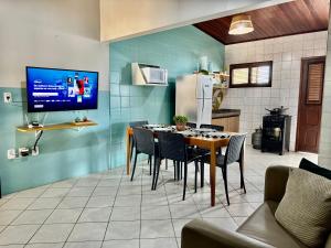 Dapur atau dapur kecil di Lar da Preguiça: 90m2,Vista incrível, A/C, Wi-Fi, à 700m do centro.