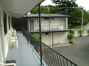 Un balcón de una casa con sillas y un porche en River Park Motor Inn, en Casino