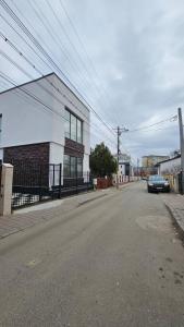 un coche aparcado en una calle al lado de un edificio en YNS Cozy House, en Iaşi