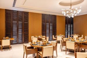 Ein Restaurant oder anderes Speiselokal in der Unterkunft Taj Deccan 