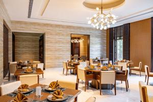 Ein Restaurant oder anderes Speiselokal in der Unterkunft Taj Deccan 