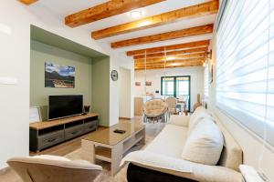 un soggiorno con un divano bianco e una TV di Villa Dussi a Žabljak