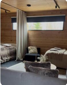 Log cabin of peace客房内的一张或多张床位