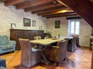 a dining room with a wooden table and chairs at Vakantiehuis met zwembad nabij Rocamadour in ThÃ©mines