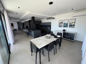 Posezení v ubytování Stays at Celeste - Sea Front Apartments + 3 fotografie