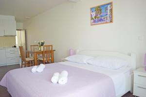 Posteľ alebo postele v izbe v ubytovaní APARTMENTS KING 2