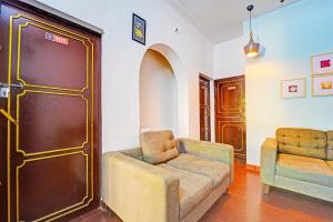 Posezení v ubytování Super Hotel O Thammanam Kochi