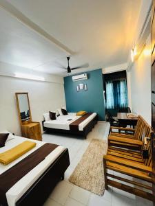Postel nebo postele na pokoji v ubytování Priya lodge + 17 fotografií