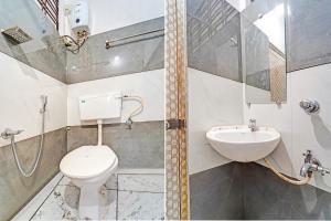 Koupelna v ubytování Super Hotel O Thammanam Kochi